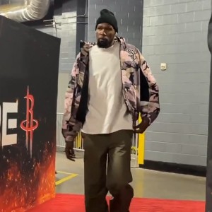 开云体育网址-此前三连败！杜兰特潇洒入场 头戴時髦毛帽&amp;身穿撞色拉链夹克敞怀